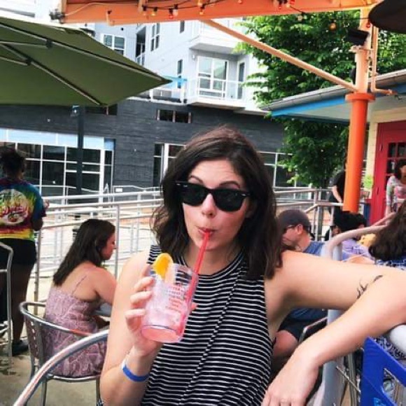 Meet your Posher, Cassandra - Picture 2 of 3